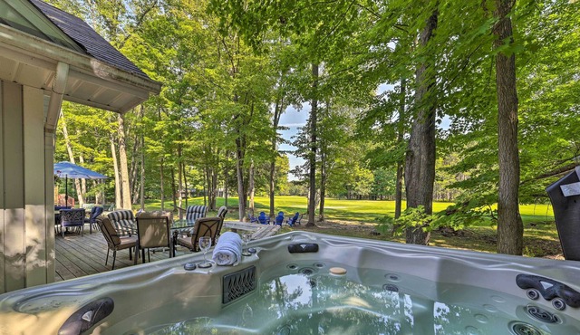 Michigan Golf Course Retreat w/ Gameroom & Hot tub