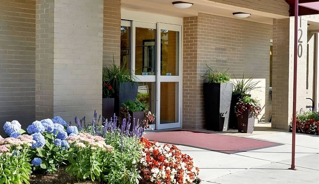 Michigan Retreat, Free Breakfast! Proximity to Troy Historic Village!