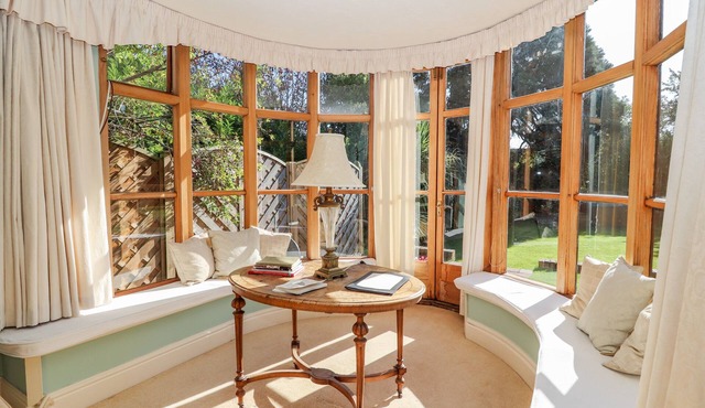 MICKLE TRAFFORD MANOR, pet friendly, with hot tub in Chester