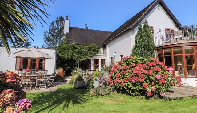 MICKLE TRAFFORD MANOR, pet friendly, with hot tub in Chester