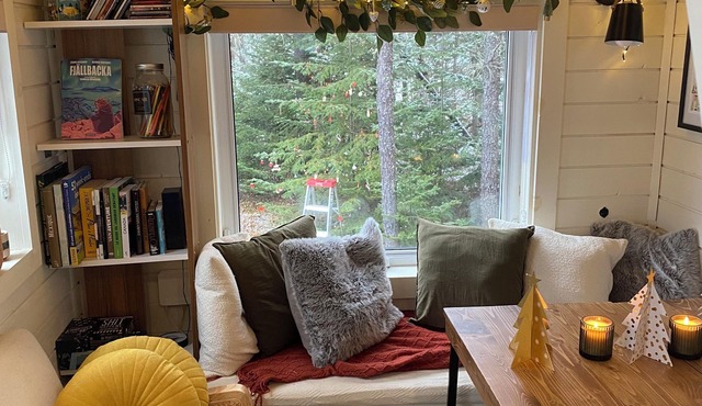 Micro house with spa, trails and wild river!