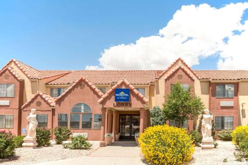 Microtel Inn & Suites by Wyndham Gallup - PET FRIENDLY