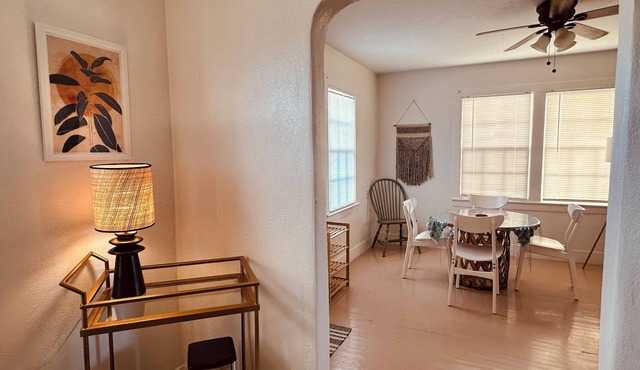 Mid-century Bungalow near Hot Springs for weekly/monthly rentals