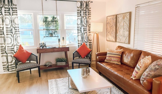 Mid-Century 2-Bedroom Charm - Beach, Pets, Fenced Yard in Fabulous Venice