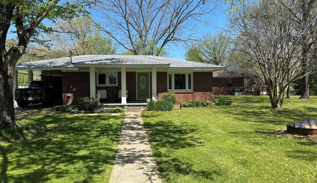 Mid-Century 3-beds entertaining home Linden, TN. Lake, River, recreational area