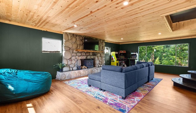 Mid-Century 4-BD Cabin with Game Room Near Mt. Rainier - Goldfinch Pines