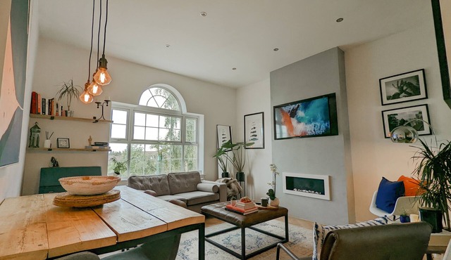 Mid-Century Apartment, Near The Quays & Docks