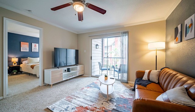 Mid-Century Apartment - Medical Center - 30+ day stays
