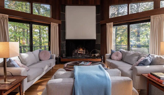 Mid-Century Arty Chalet - 2 Min to Stratton Slopes