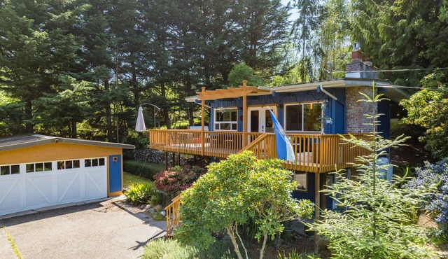 Mid-Century Beach Cabin by AvantStay | Walk to Beach