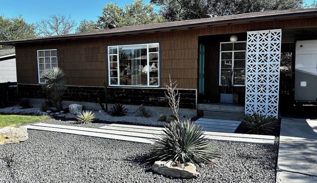 Mid century bungalow mins to Pearl, dt, airport