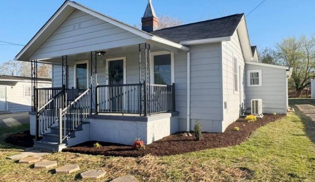 Mid-Century Bungalow - 2 miles from Casino