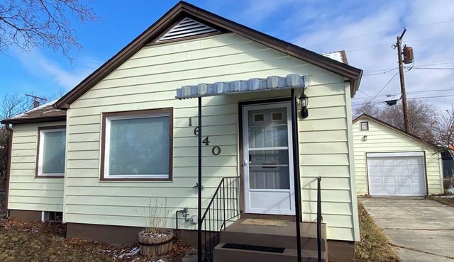 Mid-century Bungalow - Walking distance to The Good Food Store and minutes from Downtown!