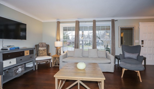 Mid-Century Cottage in Historic Old Town Niagara on the Lake, walk to amenities.