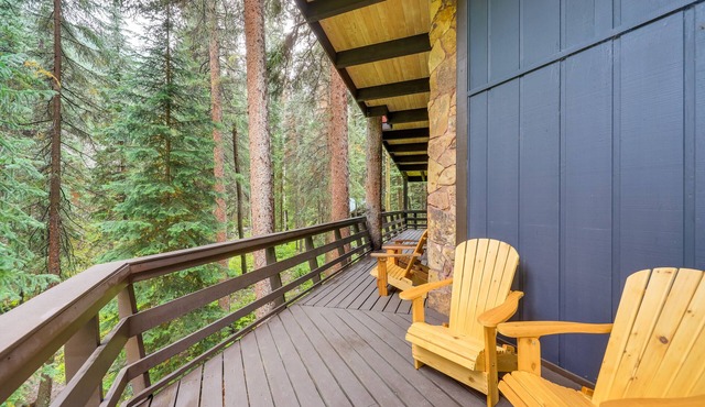 Mid-Century Cabin: Creekside, Easy Access to i-70