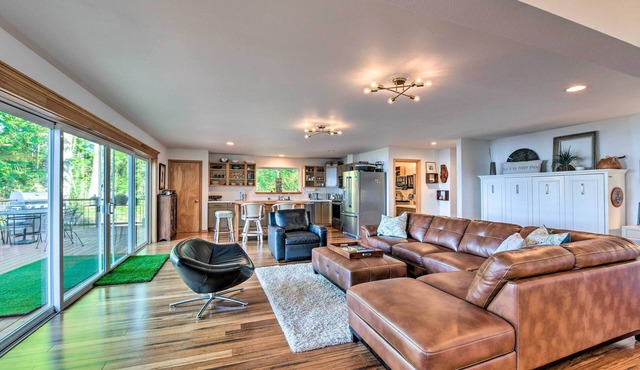 Mid-Century Cabin w/Deck & Puget Sound Vistas!