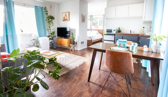 Mid-Century Cottage - Private Entry- Firepit - Outdoor Seating