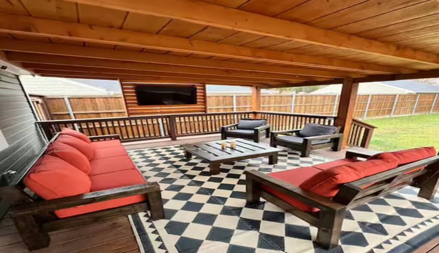 Mid-Century Dallas Home - Deck + Outdoor TV - Walk to SMU & Lower Greenville
