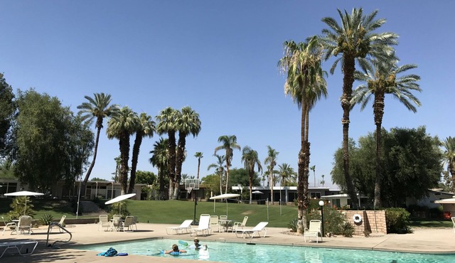 Mid Century Desert Oasis - Walk to Tennis Garden, Coachella/Stagecoach shuttle!