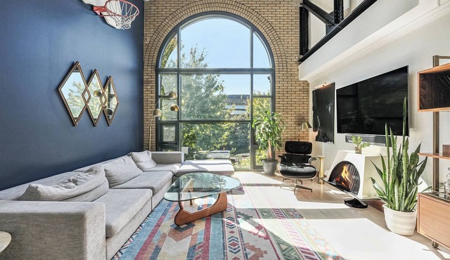 Mid-Century Downtown Condo: Private Rooftop, Hot Tub, & Gym