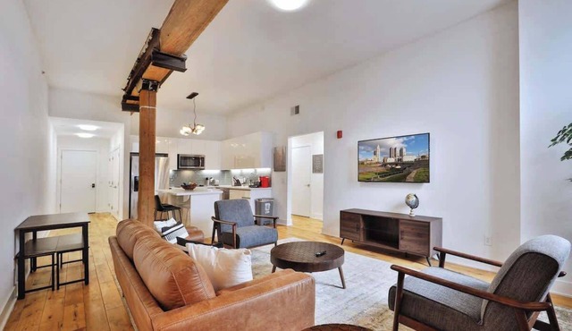 Mid-Century Downtown Loft (Free Parking)