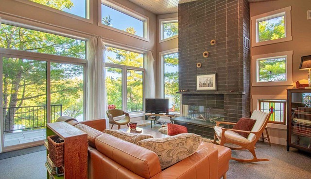 Mid-Century Enchantment- 3 bedrooms, 2 bathrooms, and 1 half bath in Parry Sound, ON