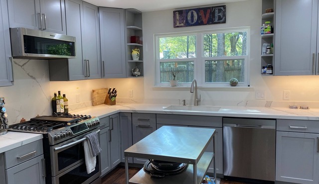 Mid Century Family Estate near the Domain, Arboretum, & most TECH employers