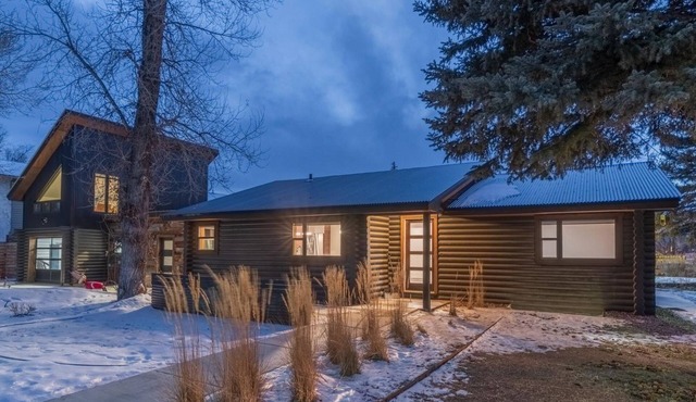 Mid Century Gem! Close to campus, downtown and bus stop. Clean and comfortable.