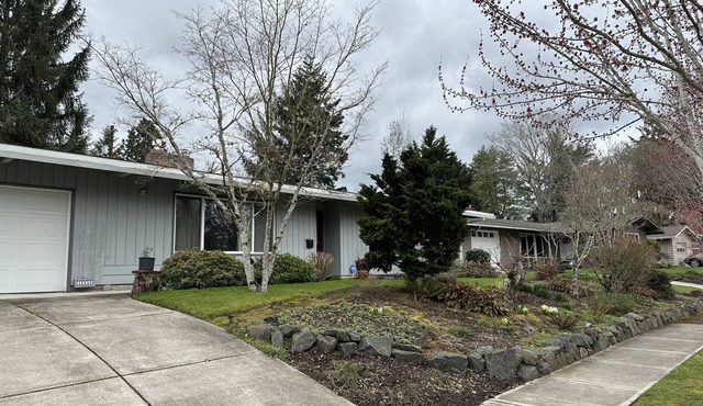 Mid-Century Gem Close To Portland Downtown, Nike and Cedar Hills Crossing