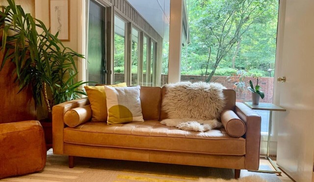 Mid-Century Gem Creekside King Beds Near UNC