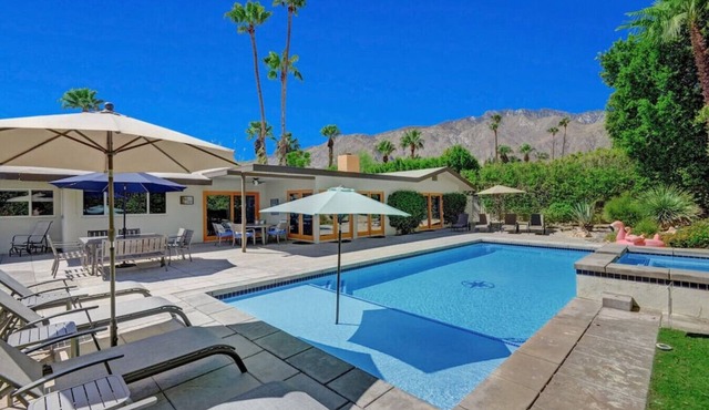 Mid-Century Gem In The Heart Of Palm Springs