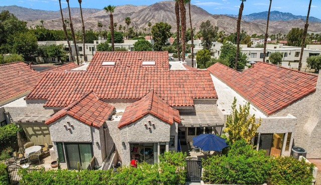 Mid Century Getaway! Near El Paseo Shops and Restaurants! Pool, Spa, Tennis, PickeBall!