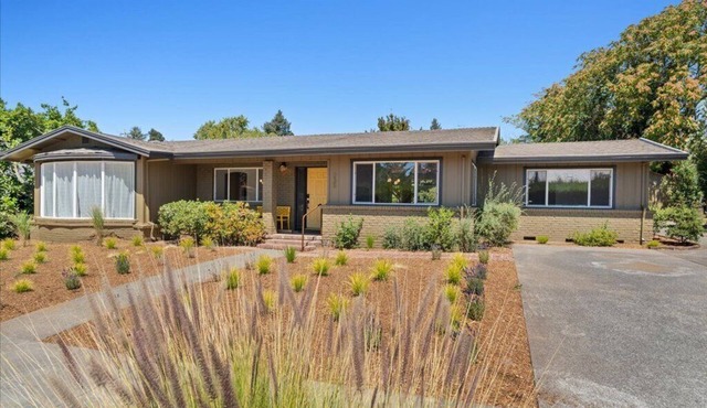 Mid-Century Healdsburg Bungalow meets Modern Contemporary 2BR/2BA, walk to town