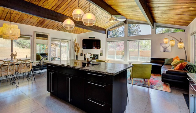 Mid-Century Hideaway in Boise’s North End - 10m to Downtown + 35m to Skiing.