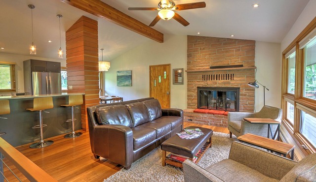 Mid Century Home with a Modern Twist in Downtown. Proximate to Everything w/AC!