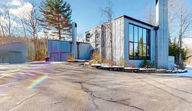 Mid-century home with incredible Mt. Washington view, private sauna & deck
