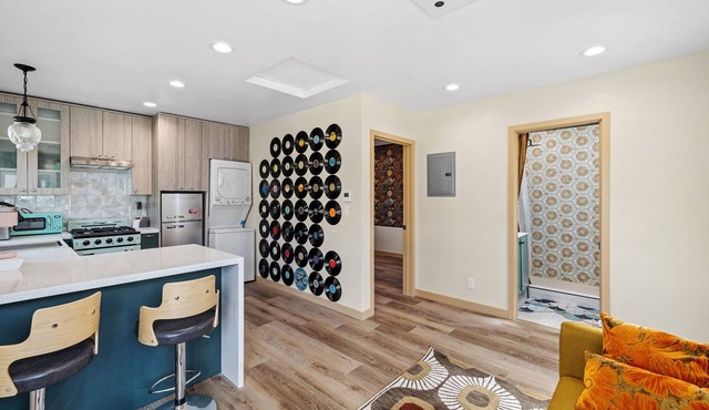 Mid Century House 10min from LAX + Beach with AC, WiFi and Putting Green