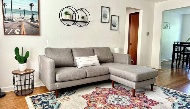 Mid-Century Inspired Apartment; Pet Friendly, Close to Downtown and UCMC