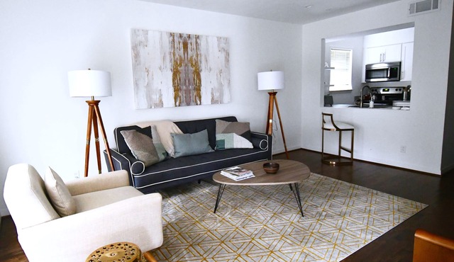 Mid Century - King Bed - Parking - HP/Design Dist/Katy Trail/Uptown