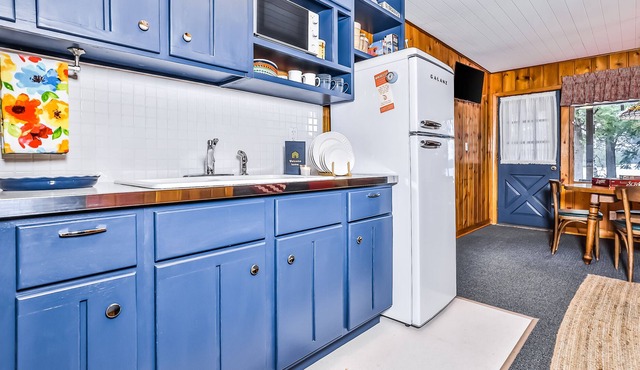 Mid-century, lakefront suite with lake view, communal dock, rowboats & firepit