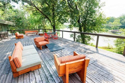 Mid-Century Lakefront Haven Near Wayzata