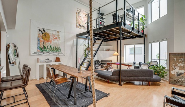 Mid-Century Loft in SoMa - Steps to Caltrain!