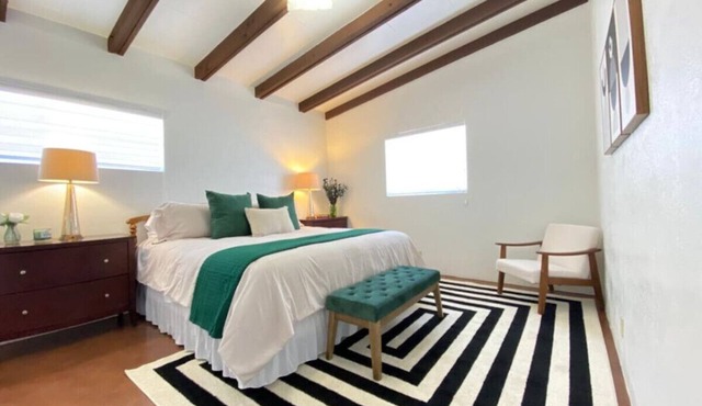 Mid-century/Long Stays/Central/3 BR 2BA