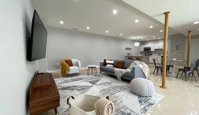 Mid-Century Luxury Retreat, 2 BEDR, Kitchen, Sauna, Walk to Shops + Restaurants