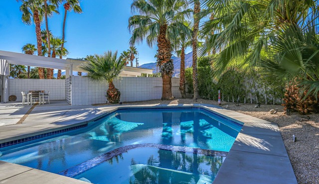 Mid Century Magic. Palm Springs! Pool, Spa, panoramic view!