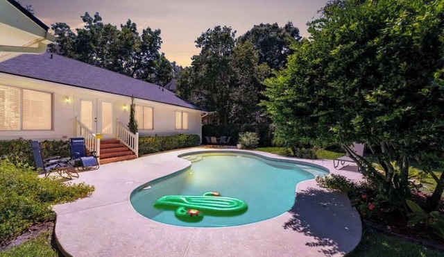 *Mid-Century Mandarin Retreat * - Pool, Sleeps 10