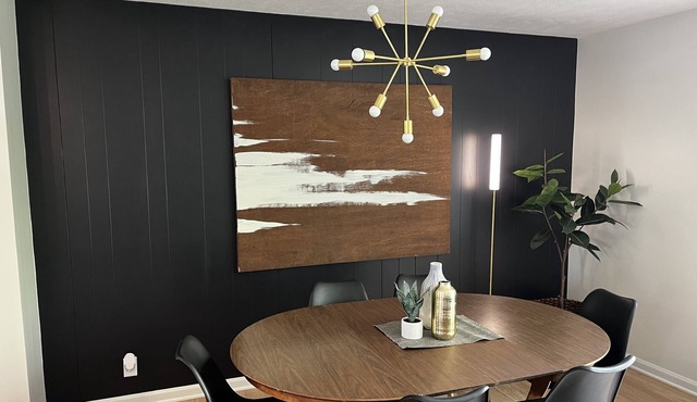 Mid Century Mid Town, a unique stay with modern amenities Pet-Friendly!