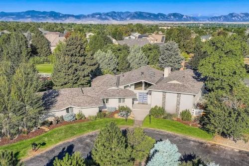 Mid-Century Mod - 7 BR Sleeps 22 - Hot Tub & Game Room