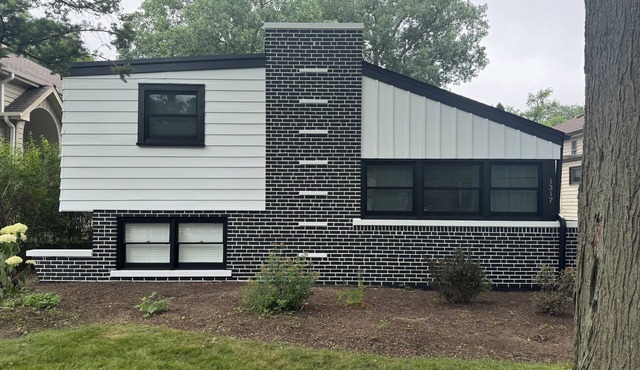 Mid-century modern turned MODERN. Close to all the attractions that Chicago has.