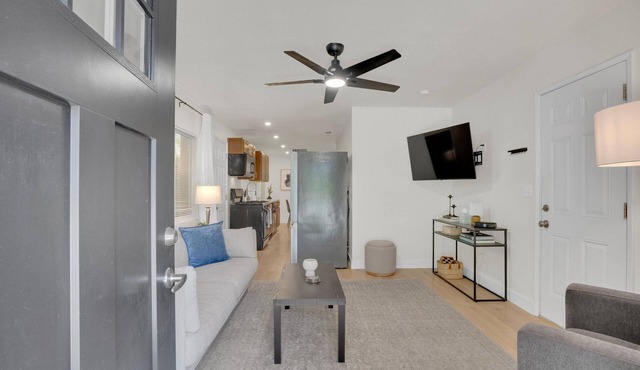 Mid-Century Modern 2-bedroom house with AC in Modesto